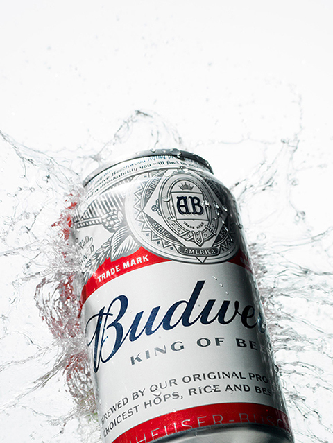 背後から水を掛けた素材を撮影