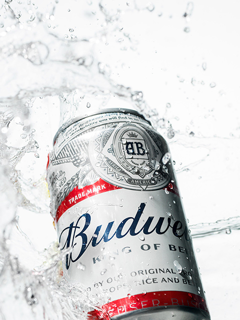 両側から水を弾いた素材を撮影